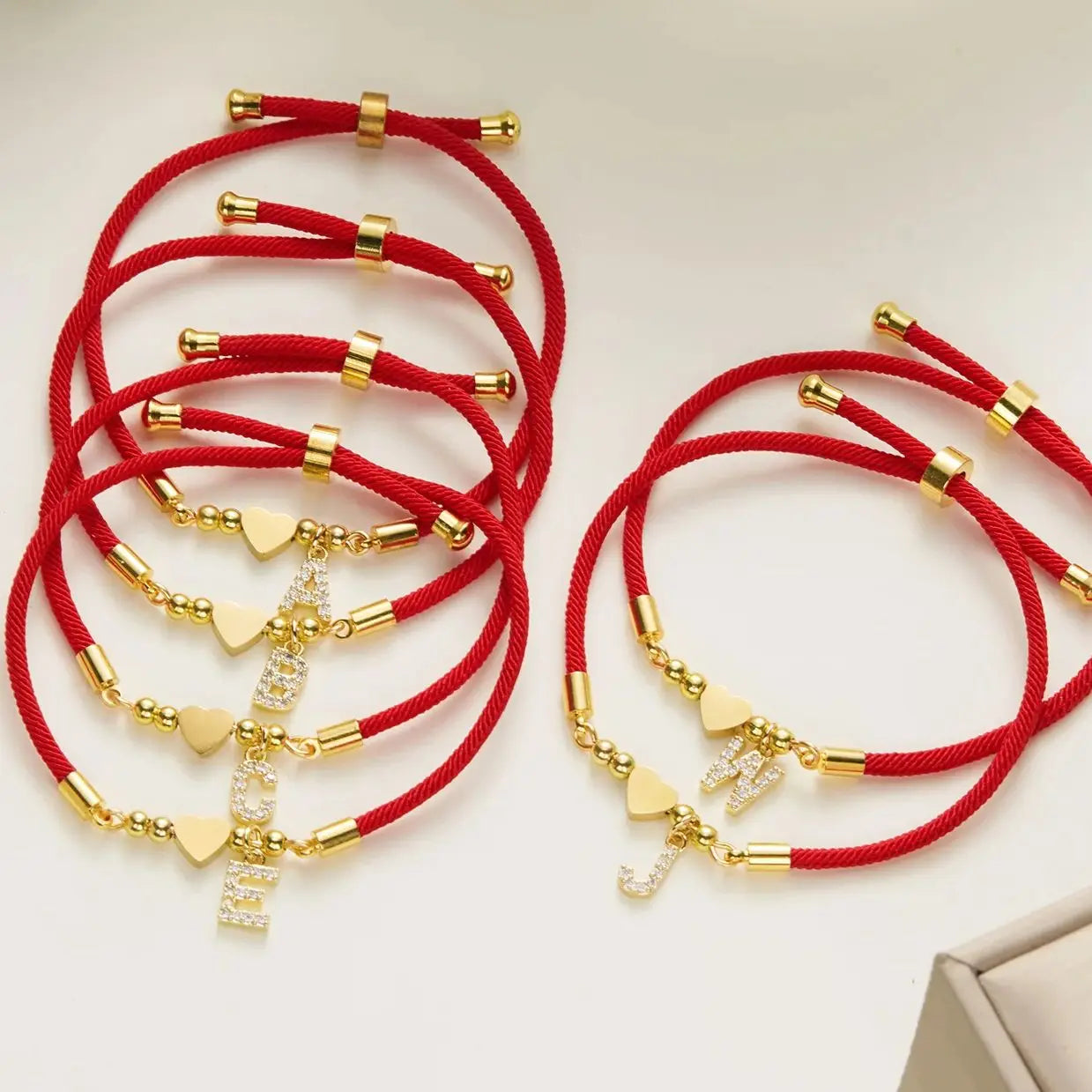 Bracelet Rouge : Amour, Énergie et Protection avec Initiales